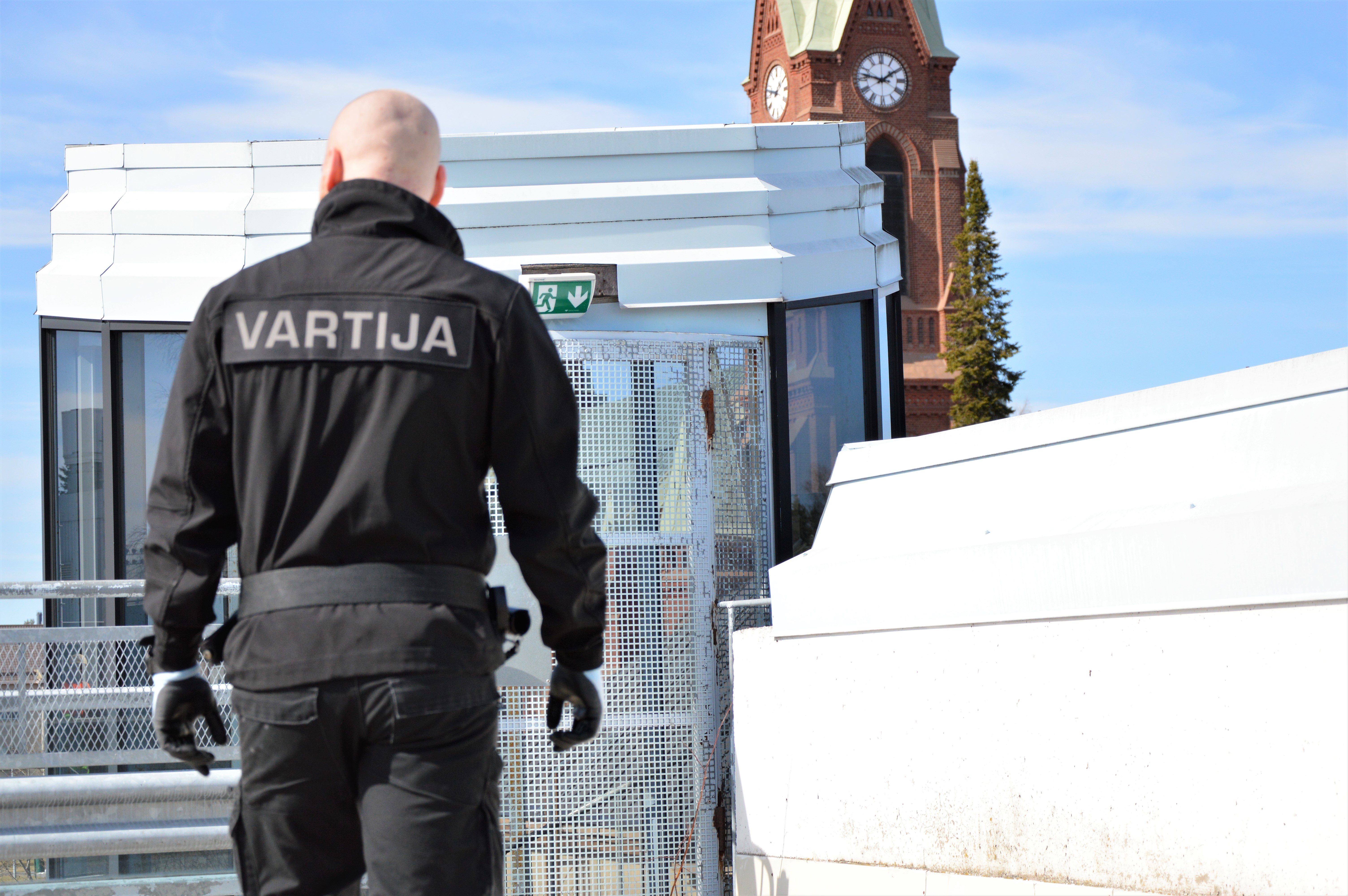 Turvallisuusalan perustutkinnon uudistus vireillä – onko pamputtaminen, kaasuttaminen ja raudoittaminen tärkeintä?